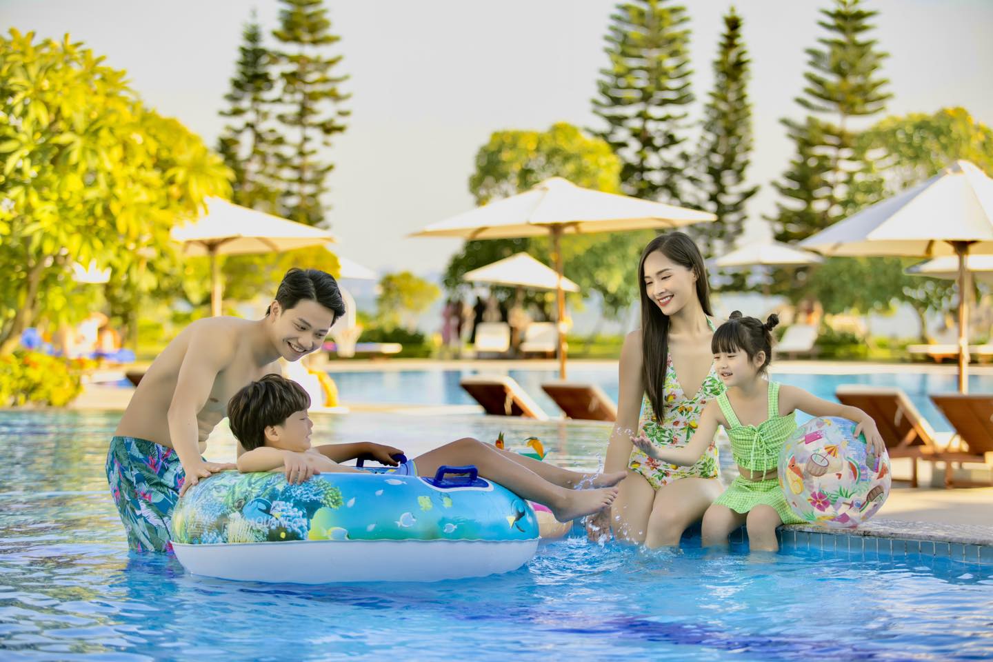 bể bơi ngoài trời Vinpearl Resort & Spa Hạ Long